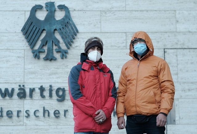 Abu und Ahmad Toran demonstrieren seit August vor dem Auswärtigen Amt in Berlin.