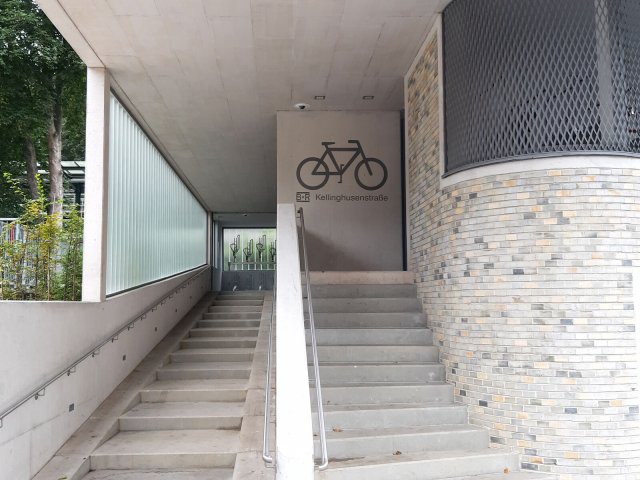 Krasser Fall von Fehlplanung: Das Fahrradparkhaus an der U-Bahnstation Kellinghusenstraße ist nur über Treppen erreichbar.