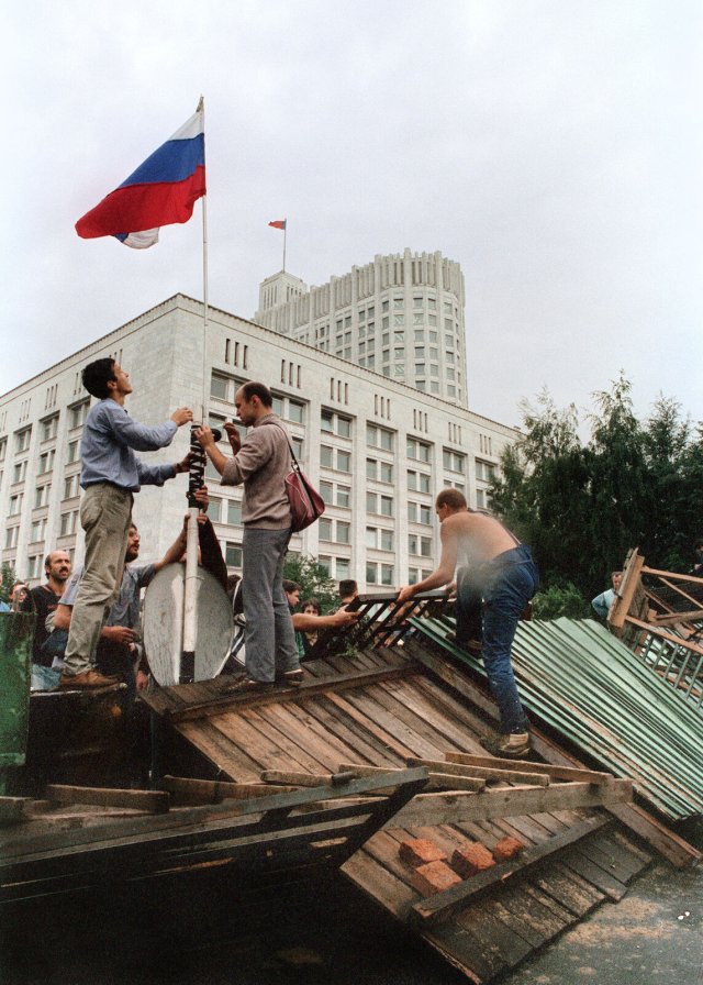 Statt roter sieht man nun wieder russische Fahnen: Unterstützer von Boris Jelzin im Jahre 1991 in Moskau