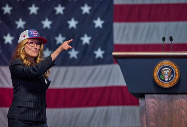 Die Parallelen zu Donald Trump sind nicht zu übersehen: Die fiktive Rechtsaußen-Präsidentin Janie Orlean (Meryl Streep) in dem Film »Don’t look up!«