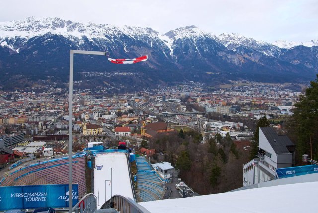 Mit bis zu acht Metern pro Sekunde wehte der Wind am Dienstag den Bergisel nach Innsbruck hinab – zu gefährlich zum Skispringem.
