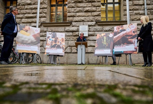 Sigmount Königsberg (Mitte) findet, dass die Plakatkampagne gegen Antisemitismus »ein starkes Zeichen für Toleranz und Vielfalt« in Berlin setze.