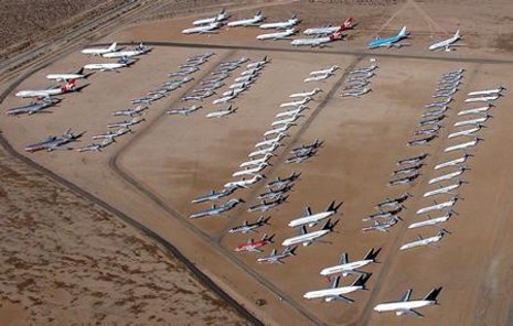 Stillgelegte Flugzeuge auf einem W&#252;sten-Flugplatz in Kalifornien