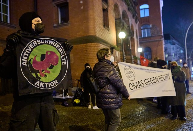 In ganz Berlin gab es am Montag zahlreiche Aktionen gegen sogenannte Spaziergänge wie hier in Pankow von den »Omas gegen rechts«.