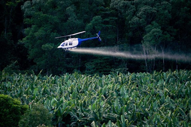 In vielen Regionen der Welt werden hochgiftige Pestizide noch aus der Luft versprüht.