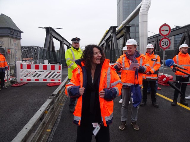 Die neue Berliner Mobilitätssenatorin Bettina Jarasch (Grüne) probiert auf der provisorischen Elsenbrücke ihre neue Dienstkleidung an.