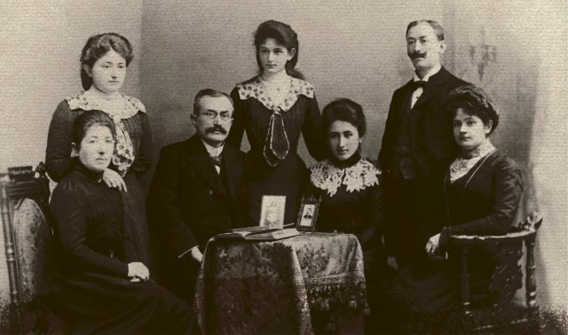 Familientreffen zu Ostern 1902 in Berlin: Ostern 1902: Rosa Luxemburg, ihre Schwester Anna (1. v. l. sitzend), die Brüder Maxymilian (sitzend) und Mikolay mit Frau Lilly (1. v. r.) und den Töchtern Anni und Jenny