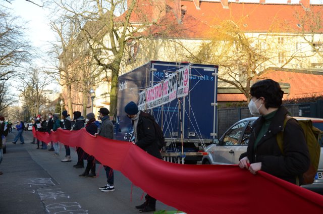 Mit einer roten Linie protestieren Klimaaktivist*innen gegen die geplante Gaspipeline von Vattenfall in Charlottenburg.