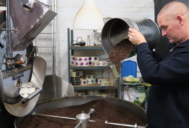 Andreas Felsen von Quichote Kaffee röstet Bohnen aus Peru, Kolumbien und Äthiopien.