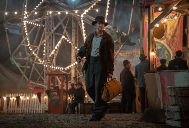 Bradley Cooper in »Nighmare Alley«: Bei aller Jahrmarktsromantik darf das Riesenrad nicht fehlen.