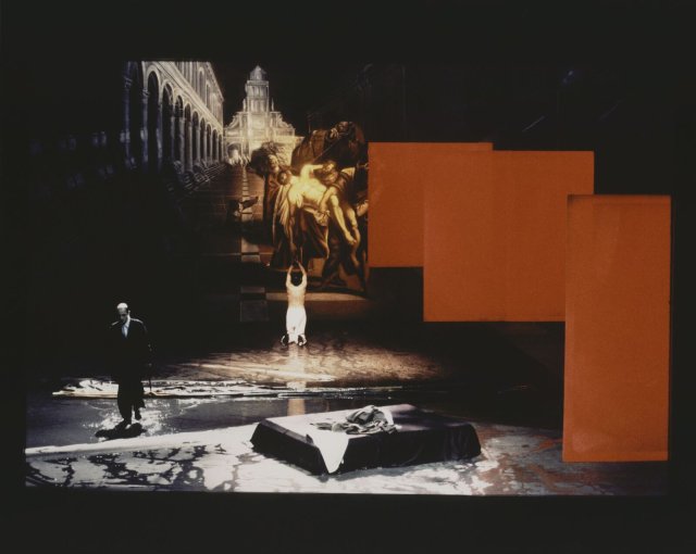 Ein Bühnenrausch: Ulrich Mühe und Margarita Broich in Erich Wonders Bühnenbild für »Hamlet/Hamletmaschine«, 1990.