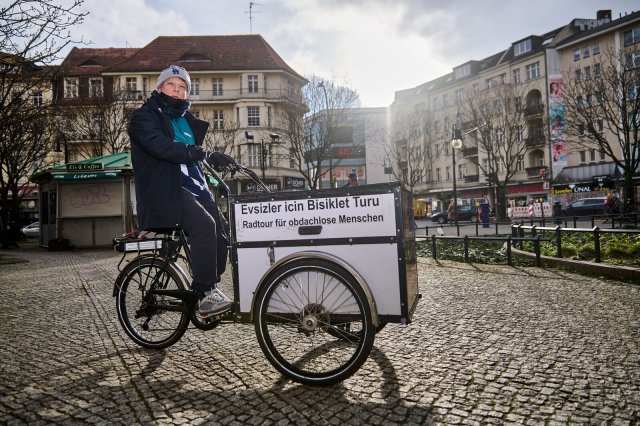 Ist dem Lastenrad für Obdachlose in Berlin unterwegs: Sebastian Gonnsen.
