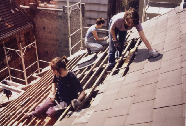 Auch das Dach der ehemaligen Schokoladenfabrik musste nach der Besetzung neu gedeckt werden.
