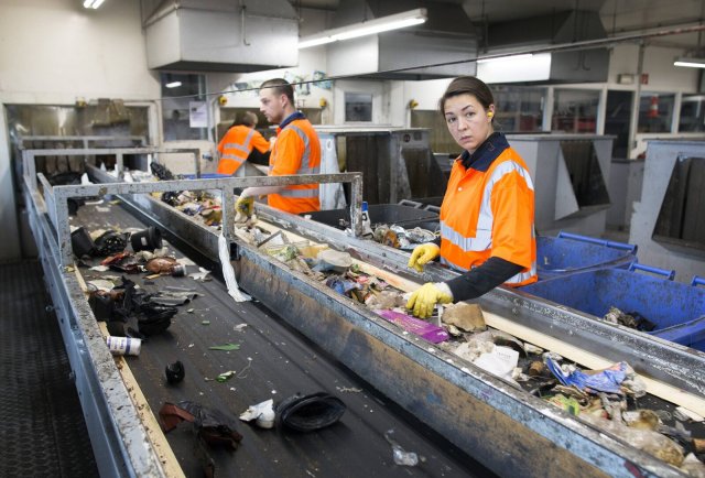 Müll abholen, Müll sortieren: In der Abfallwirtschaft beträgt der Branchenmindestlohn derzeit 10,45 Euro pro Stunde. Auch in vielen anderen Branchen gibt es Tariflöhne unter 12 Euro.