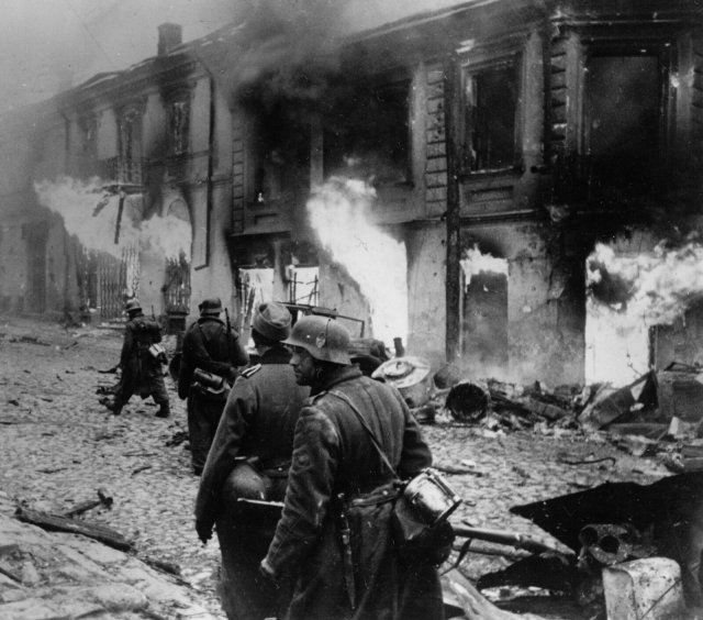 Die Wehrmacht in der brennenden Hauptstraße von Schytomyr