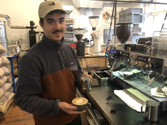 Ken Braz führt seine Latte Art vor - und zaubert aus heißer Milch in wenigen Sekunden eine Blume auf den Espresso.