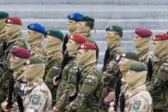 Militärparade von Soldaten der "Takuba"-Mission in Mali auf der Avenue des Champs-Élysées in Paris.