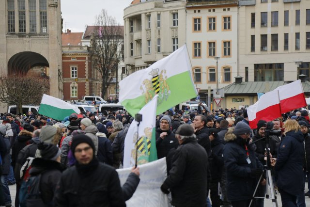 Nicht putzig: Anhänger des sächsischen Königreichs mit dem markanten Wappen am 30. Januar in Görlitz