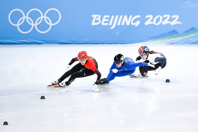 Shorttrackerin Fan Kexin (l.) legte den Grundstein zu Chinas erster Goldmedaille in der Mixed-Staffel von Peking.