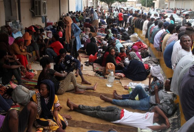 Asylsuchende Migranten campieren im Oktober 2021 vor dem Verhandlungsbüro des UN-Flüchtlingshilfswerkes im Raum Al-Sarraj in Tripolis.