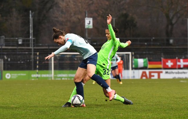 Turbine-Spielerin Sara Agrez und Sveindis Jane Jonsdottir vom VfL Wolfsburg bei der Bundesliga-Begegnung in Potsdam Ende Januar.