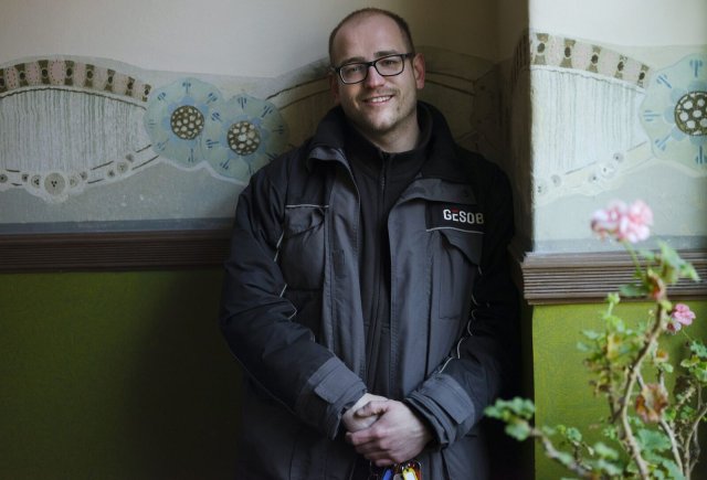 Mario Katsch ist jetzt Quartiersläufer in Pankow und unterstützt Hausmeister bei ihrer Arbeit.