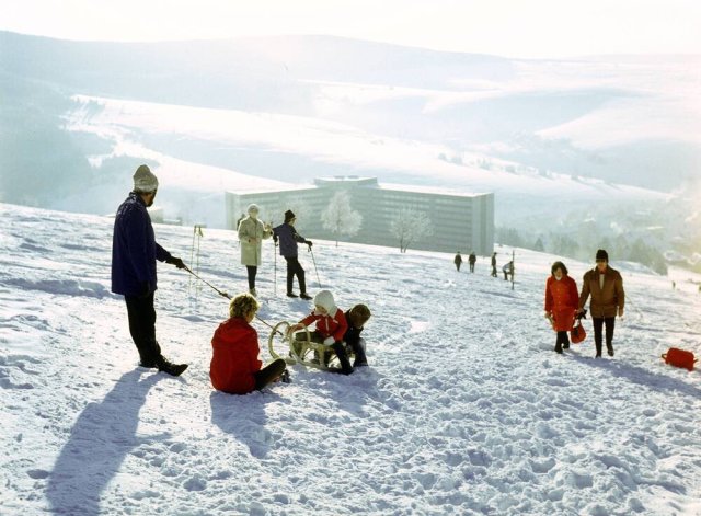 Winterspaß 1981 in Oberwiesenthal - Schlittenfahren auf dem Fichtelberg, direkt am Hang das Hotel am Fichtelberg