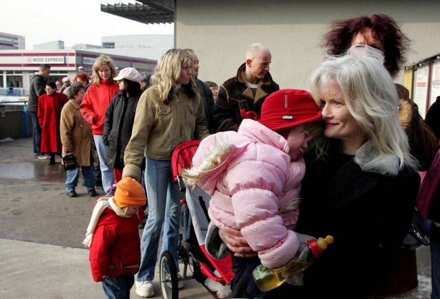 Schlangestehen vor der Agentur für Arbeit in Halle-Neustadt im Jahr 2005: Die Hartz-Reformen machten Müttern das Fußfassen auf dem Arbeitsmarkt noch schwerer.