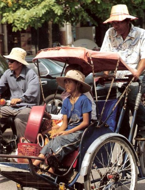 Mit dem »Cyclo« durchs Verkehrsgetümmel der kambodschanischen Hauptstadt Phnom Penh