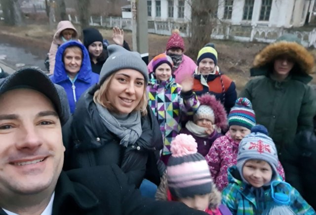 Serhii Lukashov (vorne links) am Morgen des 18. Februars auf dem Bahnhof von Lyssytschansk (Oblast Luhansk) zusammen mit Kindern, ihren Pflegeeltern und Sozialpädagogin Natalya Gerasimenko (zweite von links vorne). Die Kinder haben die Reise in den sichereren Westen der Ukraine angetreten.