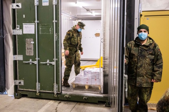 Ist das die Öffnung? Nein, Soldaten bereiten die Auslieferung von Nuvaxovid, dem neuen Impfstoff, vor - auf dem Gelände der Bundeswehrapotheke
