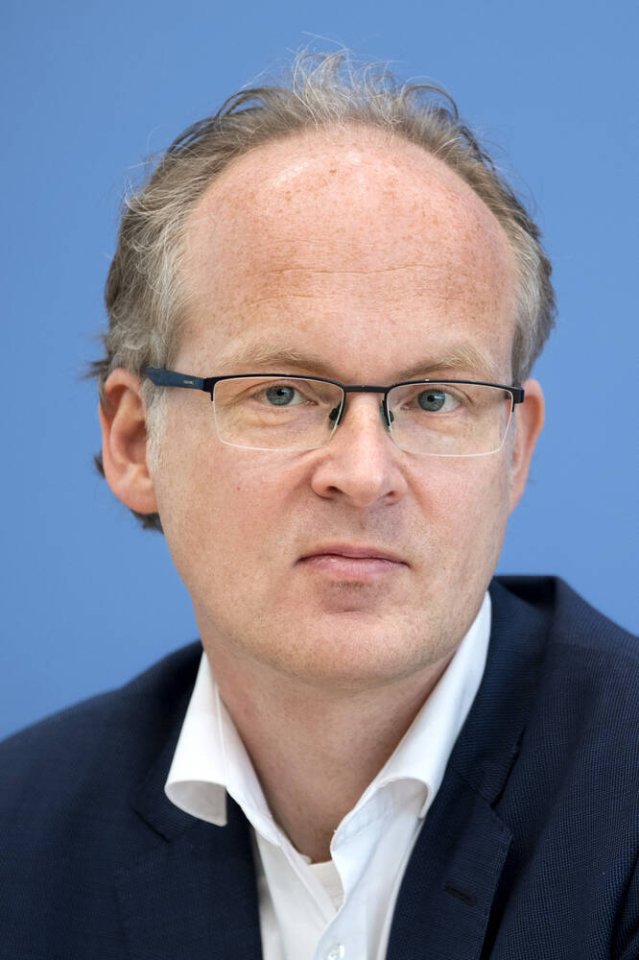 Sebastian Dullien ist wissenschaftlicher Direktor des Instituts für Makroökonomie und Konjunkturforschung der gewerkschaftsnahen Hans-Böckler-Stiftung. Mit ihm sprach Simon Poelchau über die Folgen des Kriegs in der Ukraine auf die hiesige Wirtschaft.