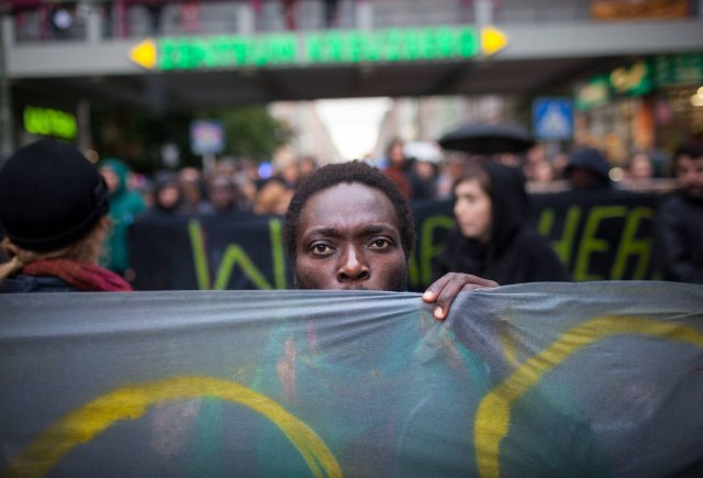 Ein Refugee-Aktivist demonstriert 2014 gegen die Teilräumung einer besetzten Schule in Berlin-Kreuzberg