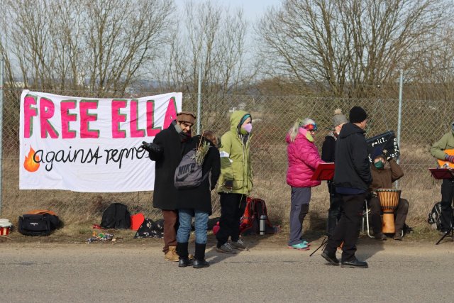 Auch am Dienstag hielten Unterstützer der Baumbesetzerin "Ella" vor dem Landgericht Gießen wieder eine Solidaritätskundgebung ab.