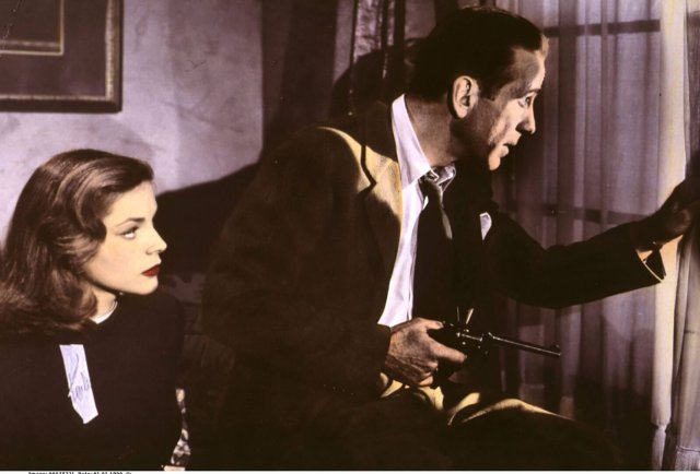 Vivian (Lauren Bacall) hilft dem gebrochenen Helden Philip Marlowe (Humphrey Bogart) in dem Filmklassiker »Tote schlafen fest«.