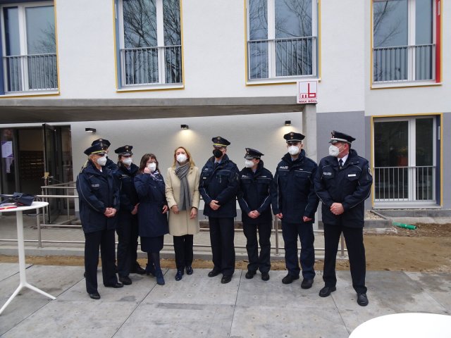Polizeipräsidentin Barbara Slowik (ohne Uniform) mit einigen der neuen Mieter im frisch eröffneten Wohnheim in Hakenfelde.