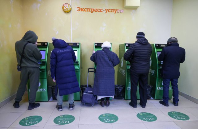 Rubel gibt es, Devisen werden knapp: Kunden an Geldautomaten der größten russischen Bank Sberbank in Moskau