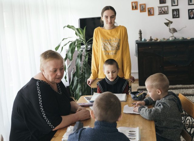 Die Pädagogin Valentina Maksymenko versucht, ihren Pflegekindern Halt in der neuen Umgebung zu geben.