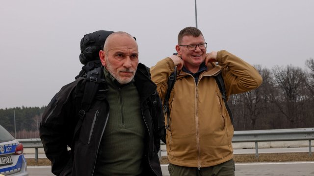 Die Soldaten Thierry aus Frankreich und Holger aus Deutschland an der Grenze bei Korczowa. Sie werden in der Ukraine kämpfen.