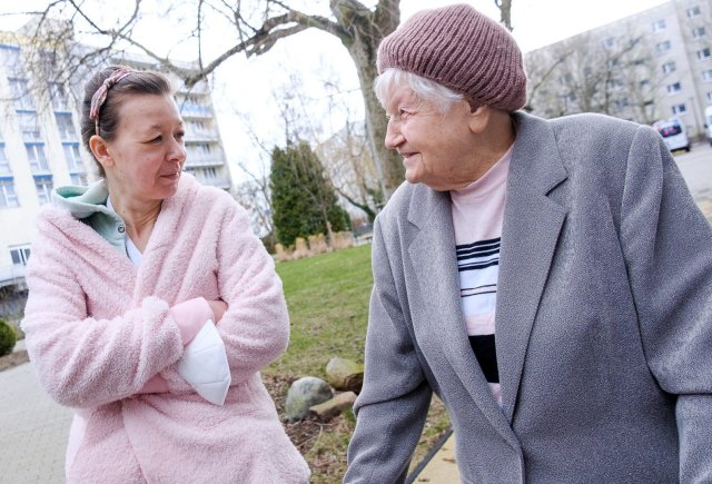 Kurzer Ausflug an die frische Luft: Altenpflegerin Grit Dorn und Elvira Jacobitz in der Gartenanlage des Pflegewohnzentrums Wuhlepark in Berlin-Kaulsdorf