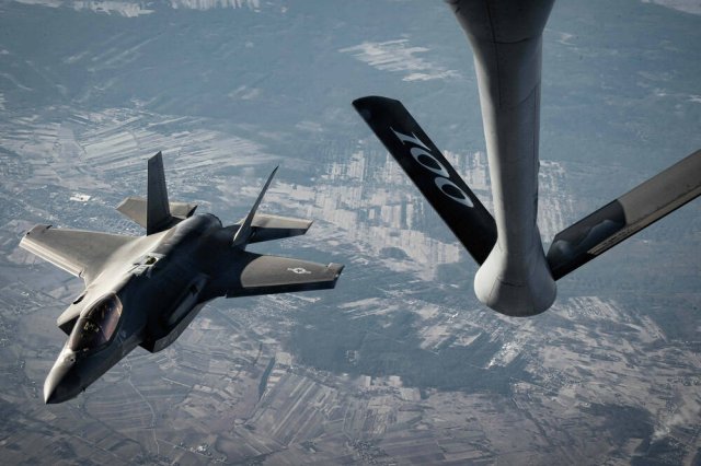Neue Zerstörer, neue Kampfflugzeuge: Der US-Kongress beschafft dem Pentagon mit dem Haushalt 2022 viel neues Material um das Joe Biden nicht gebeten hatte. Nun hat der US-Präsident seinen Haushaltsentwurf für 2023 vorgestellt.
