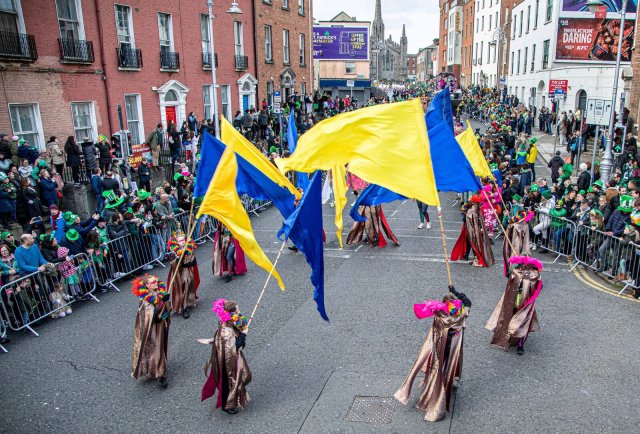 Ukrainische Tänzer in Dublin am 17. März: Die Iren sind solidarisch mit der Ukraine, aber bislang gegen den Nato-Beitritt Irlands.