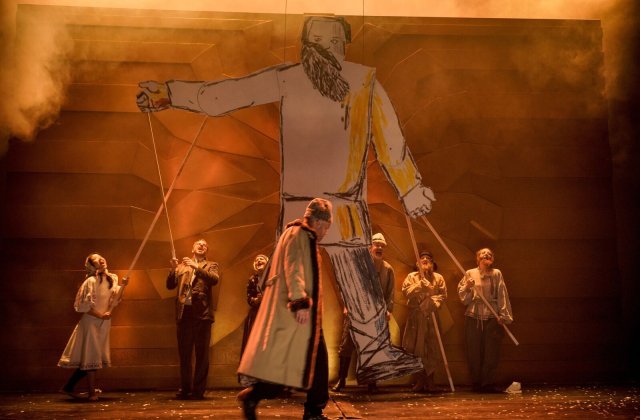 Vom Monumentalroman zur bildstarken Inszenierung: Tolstois »Auferstehung« am Deutschen Theater Berlin