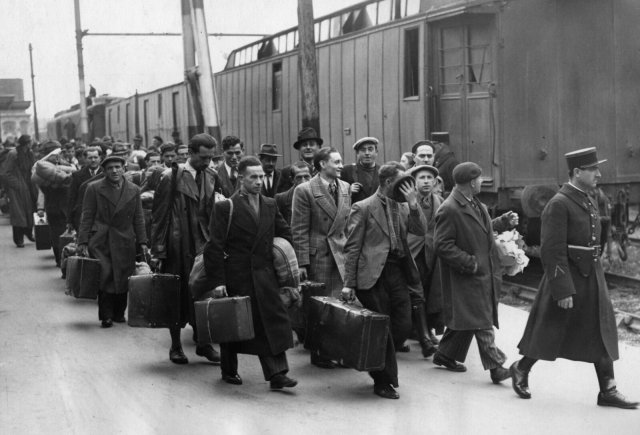 Jüdische Männer aus der deutschen Besatzungszone 1940 am Pariser Bahnhof Gare d’Austerlitz: Im folgenden Jahr begannen die Deportationen aus dem Vichy-Territorium.