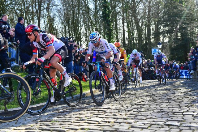 Im Februar wurde Europameister Sonny Colbrelli (M.) Zweiter beim belgischen Eintagesrennen Het Nieuwsblad. Teils über dieselben Anstiege führt die Flandern-Rundfahrt, doch Colbrelli fällt nach einem Zusammenbruch aus.