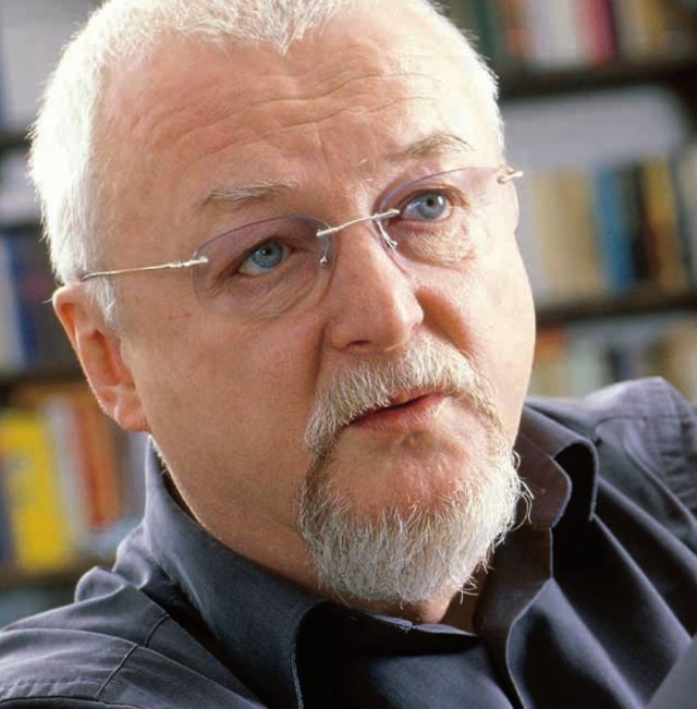 Prof. Peter Porsch ist Germanist. Von 1990 bis 2009 war er als Politiker der PDS bzw. der Linkspartei aktiv, vor allem in Sachsen.
