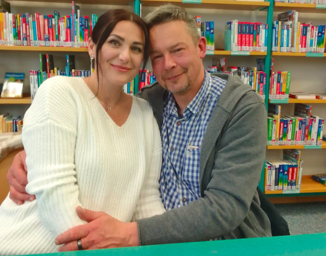 Oksana Bozhuk (45) und Martin Damisch (50) in der Anna-Seghers-Bibliothek in Berlin-Hohenschönhausen