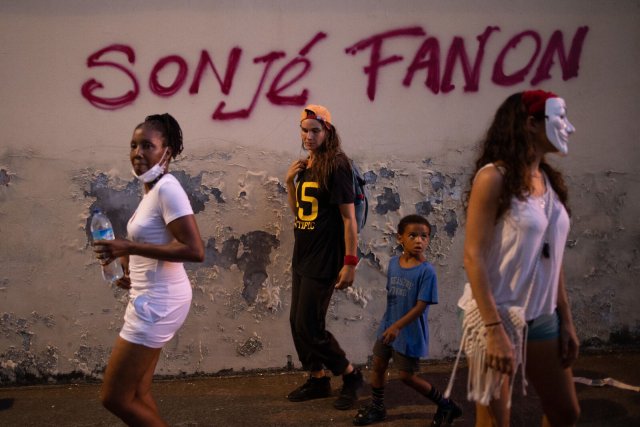 »Erinnert euch an an Fanon!« Wandparole in Martinique, wo Fanon 1925 geboren wurde und wo 2021 ein Generalstreik stattfand