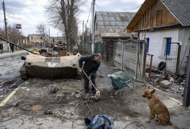 In der Stadt Butscha, nahe der der ukrainischen Hauptstadt Kiew, sind auch nach dem Abzug russischer Truppen Tod und Zerstörung allgegenwärtig.
