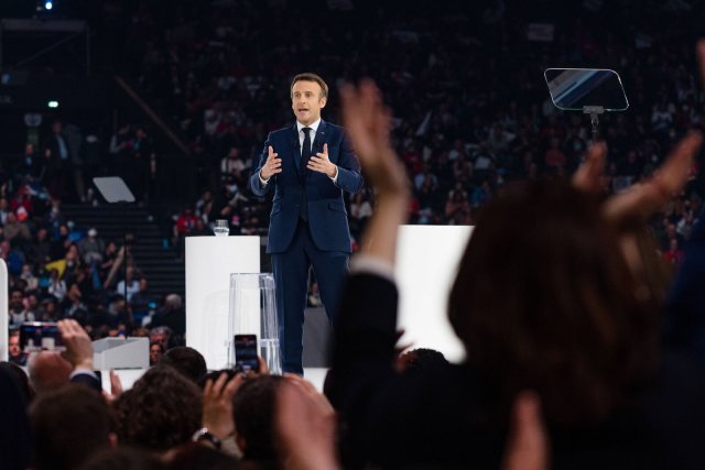 Präsident und Kandidat Emmanuel Macron spricht bei seiner ersten Wahlkampfveranstaltung in Nanterre bei Paris.